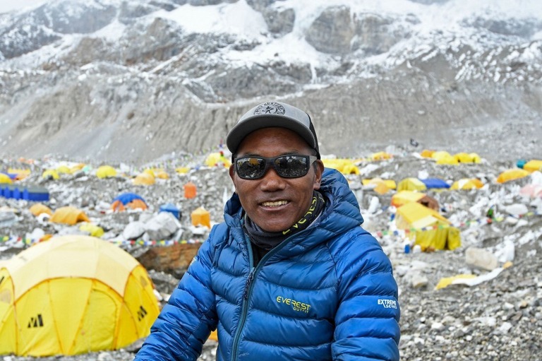 ネパール人の登山ガイド（シェルパ）を務める男性カミ・リタ・シェルパさん/Prakash Mathema/AFP/Getty Images